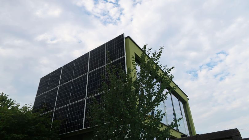 Gebäude mit Photovoltaikanlage an der Fassade