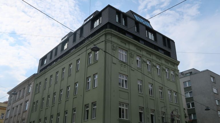 Wohngebäude mit Sockelnutzung