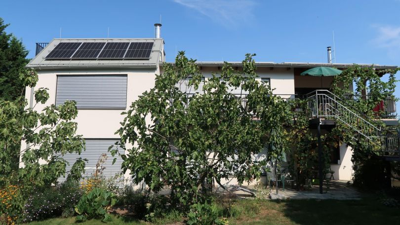 Mehrfamilienhaus mit Photovoltaikanlage am Dach