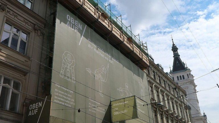 copyright: UIV - Urban Innovation Vienna Mehrfamilienhaus in Sanierung mit Gerüst