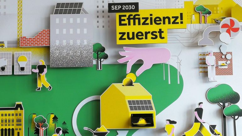 Collage von Figuren, Gebäuden, Bäumen und Gegenständen rund um das Thema Energieeffizienz