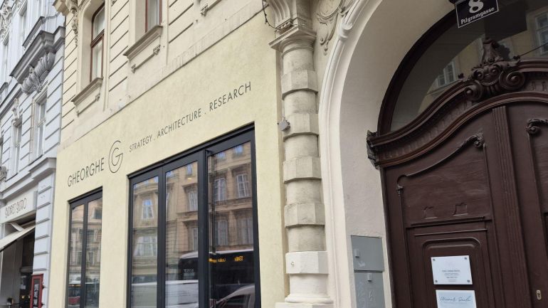 Hausfassade mit Geschäftslokal und Eingangstor
