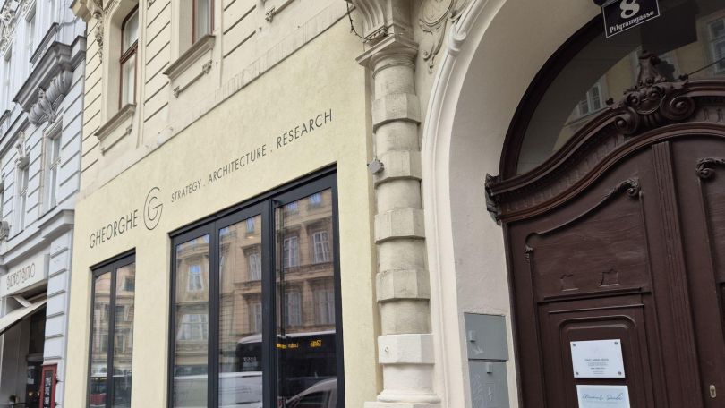 Hausfassade mit Geschäftslokal und Eingangstor