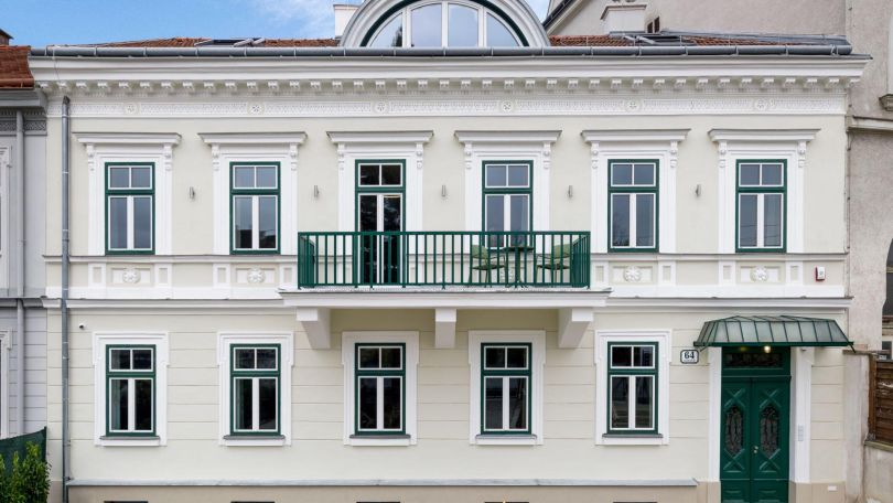 Hausfassade und Eingangstor