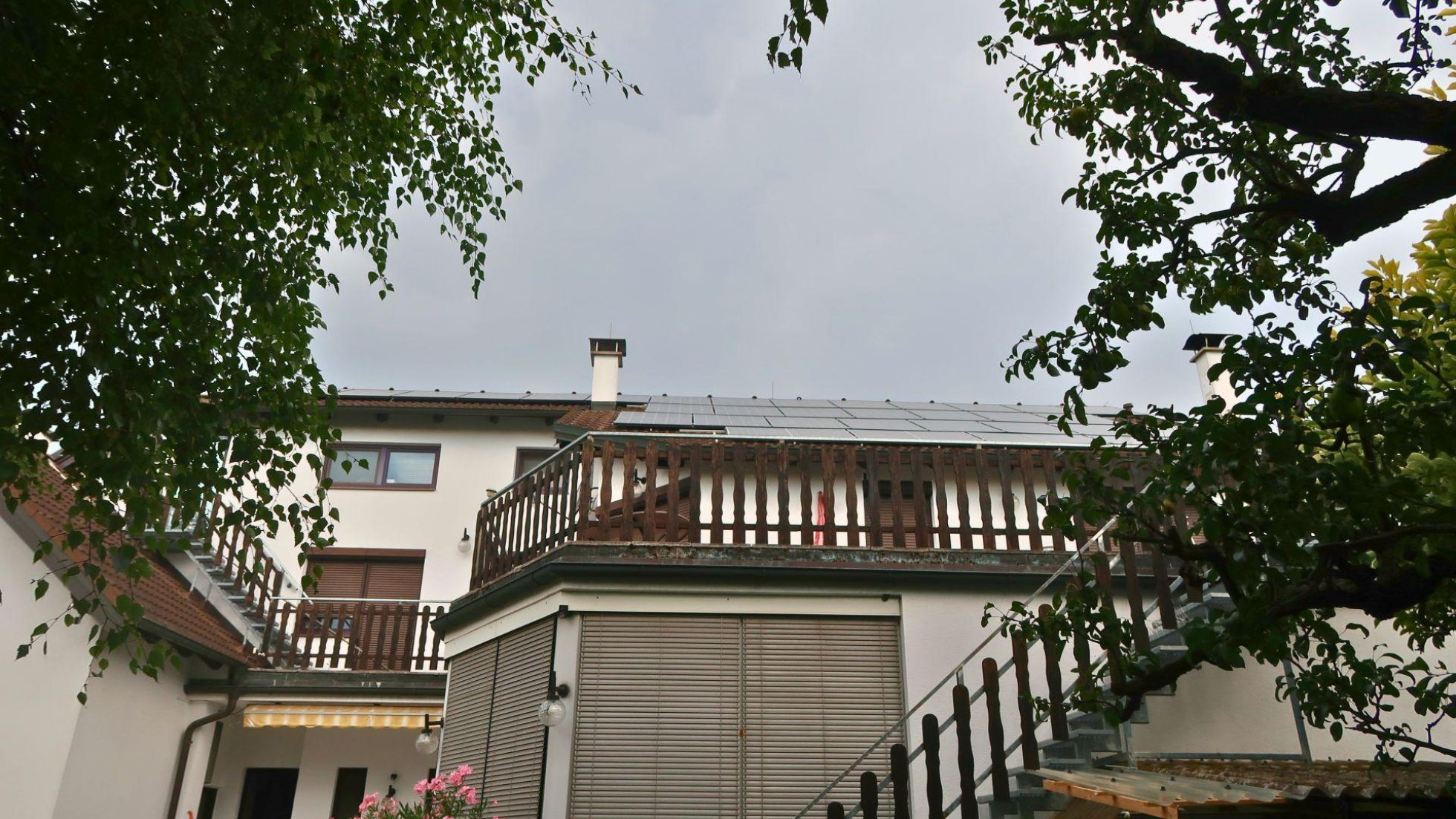 copyright: UIV Urban Innovation Vienna Haus mit Balkon, Stiegenaufgang, Sonnenschutz und Sonnenkollektoren