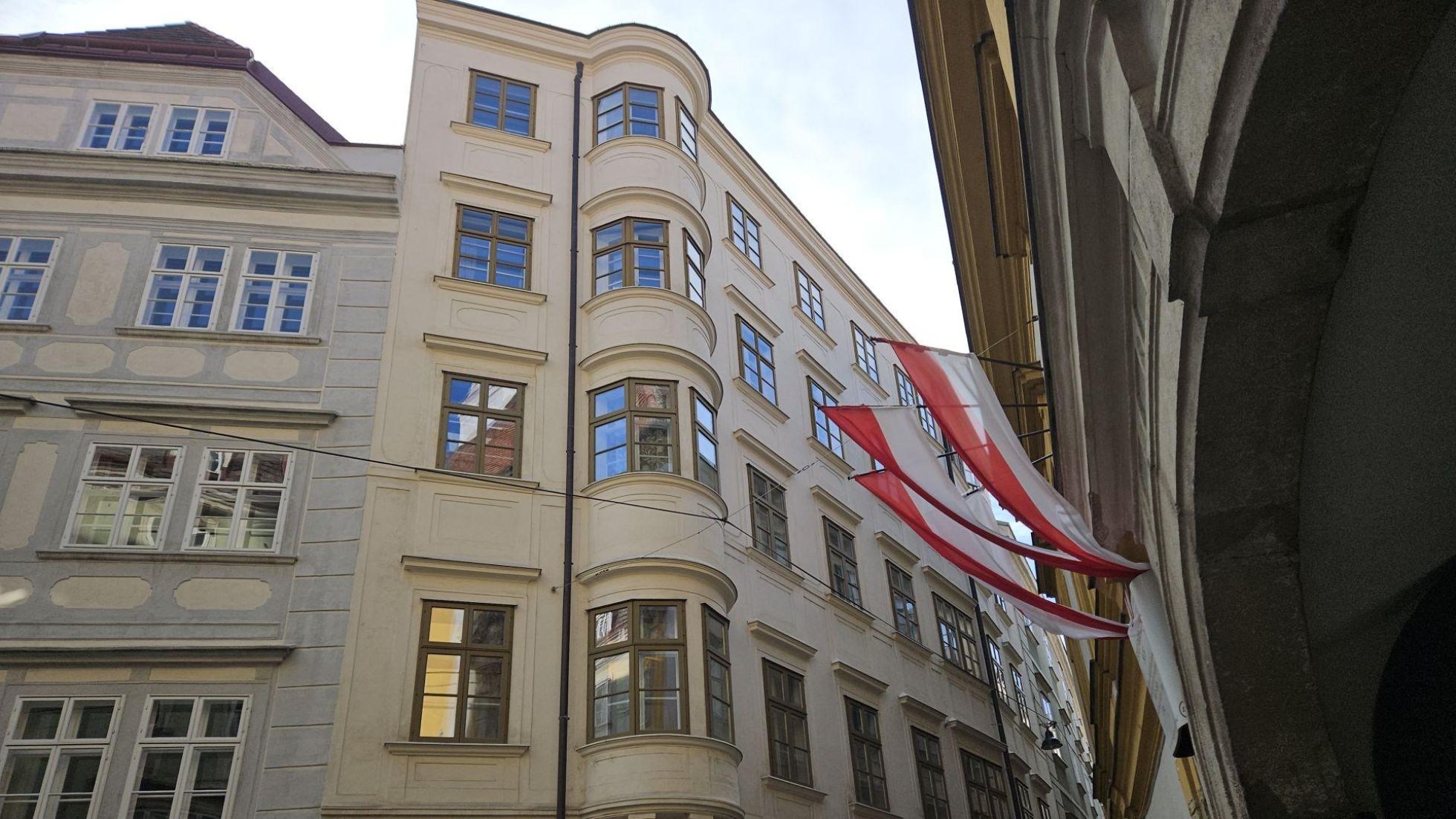 copyright: UIV Urban Innovation Vienna Fassade eines denkmalgeschützten Hauses mit neuen Fenstern