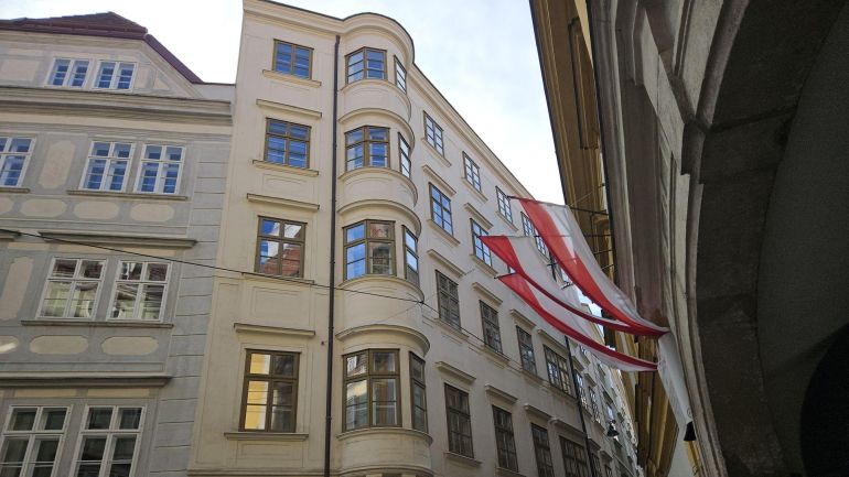 copyright: UIV Urban Innovation Vienna Fassade eines denkmalgeschützten Hauses mit neuen Fenstern