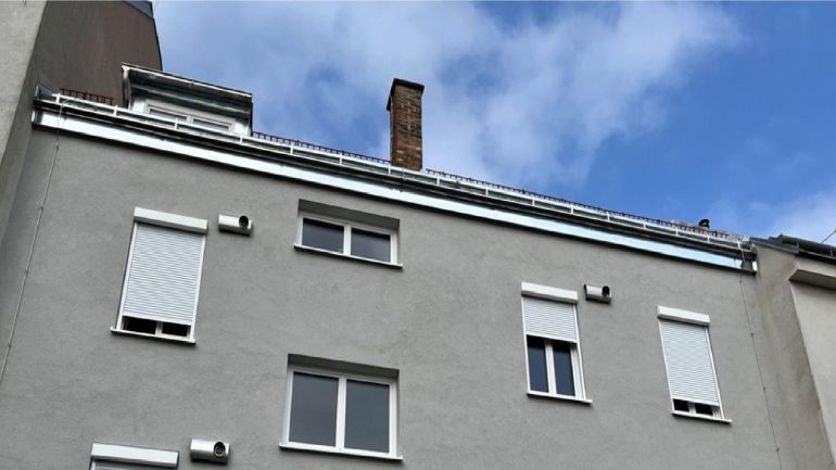 Hausfassade mit Außenjalousien