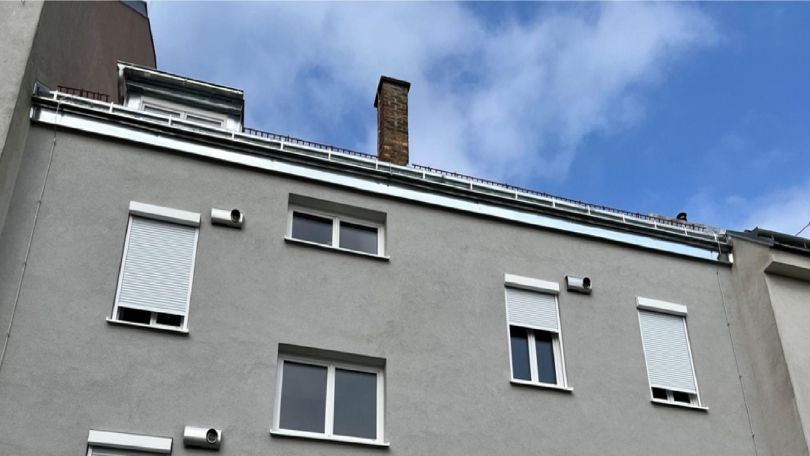 Hausfassade mit Außenjalousien