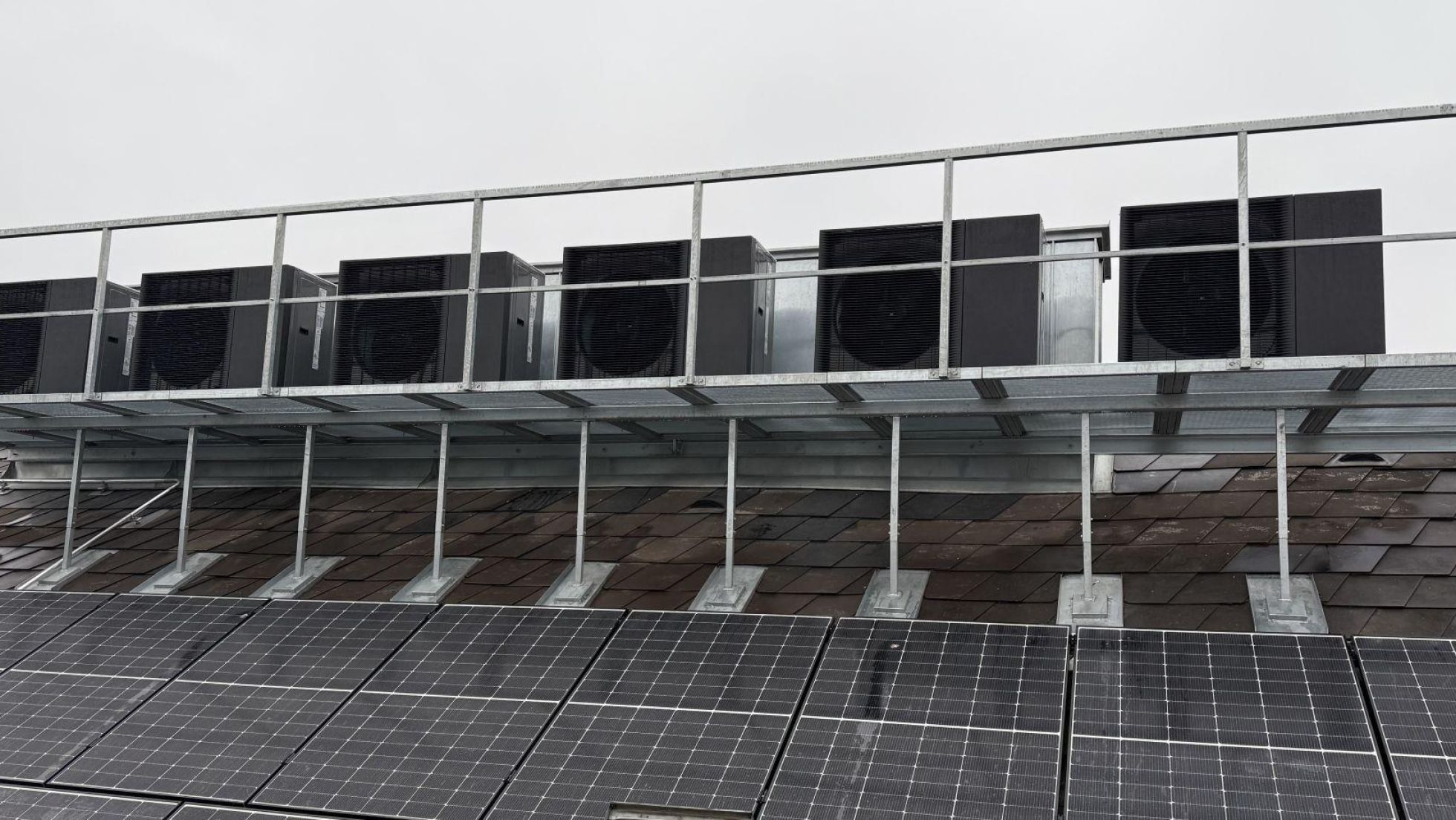 copyright: Markus Giselbrecht Luftwärmepumpen und Photovoltaikanlage auf einem Dach