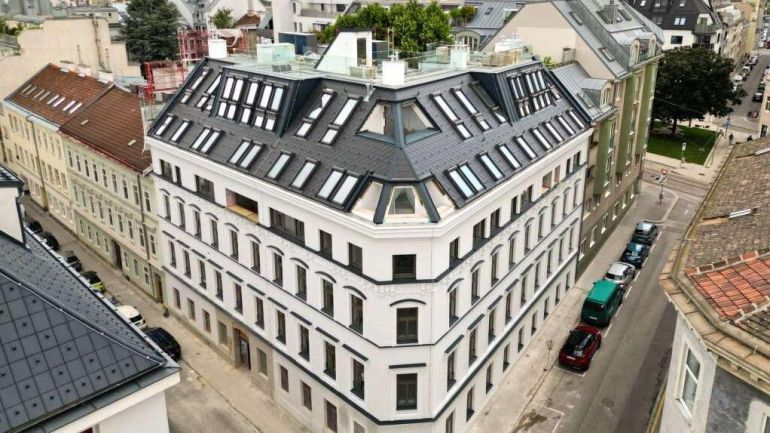 Luftaufnahme eines sanierten Eckhauses.