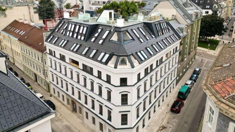 Luftaufnahme eines sanierten Eckhauses.