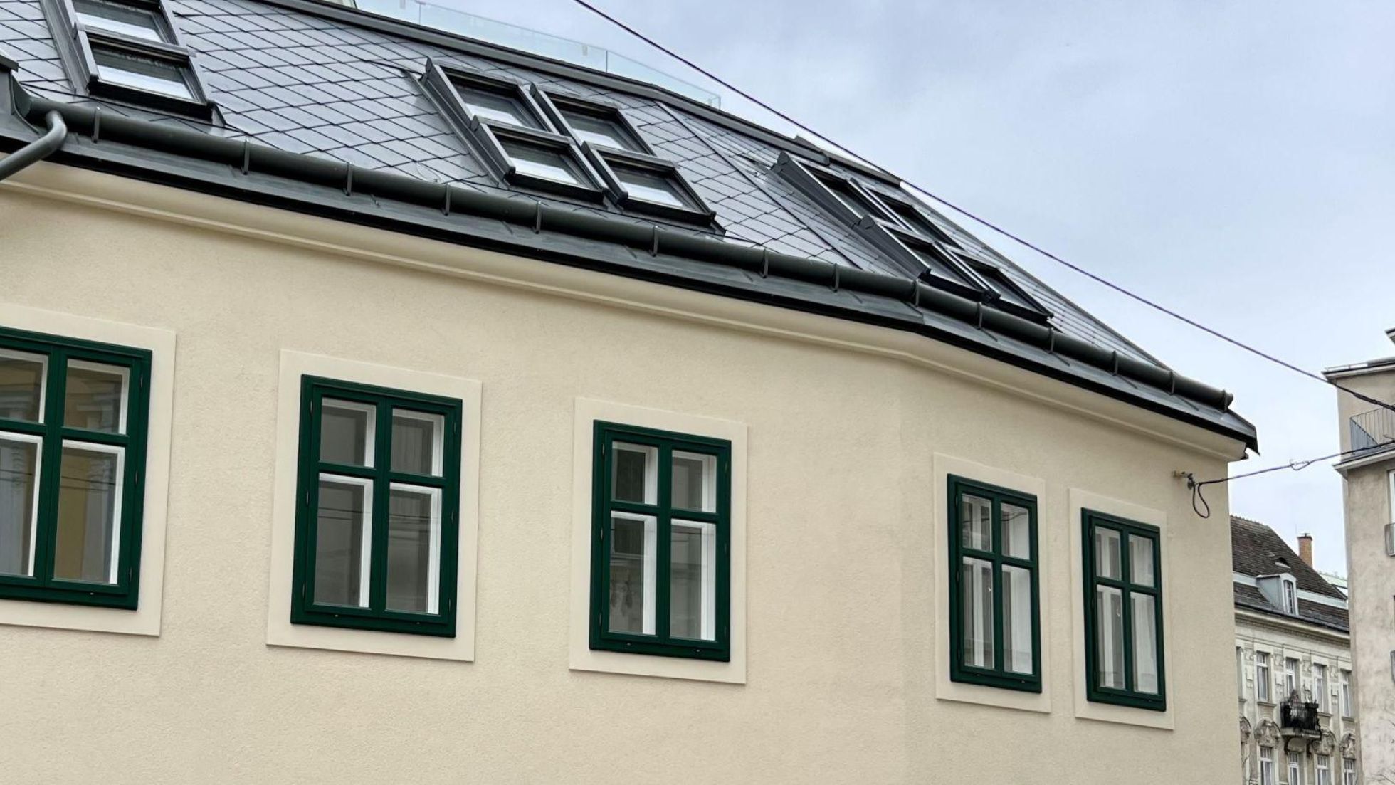 copyright: Hufnagl Architekten ZT GmbH Fassade mit neuen Kastenfenstern und Dach mit Dachfenstern.