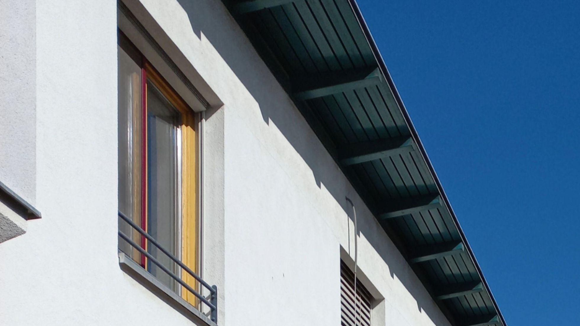 Hausfassade und Dachvorsprung