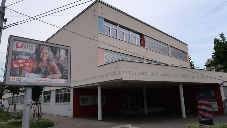 Außenansicht der Volkshochschule Hietzing in der Hofwiesengasse 48