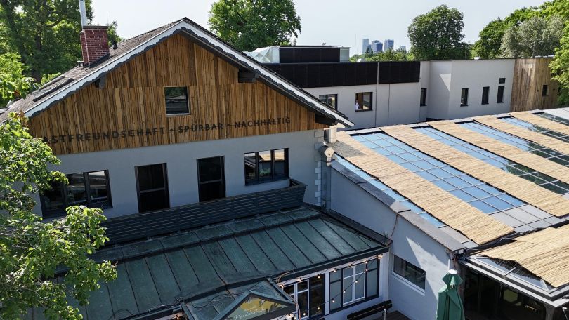 Das Gebäude des Restaurants Luftburg - Kolarik mit Bambusmatten auf dem Dach des Wintergartens