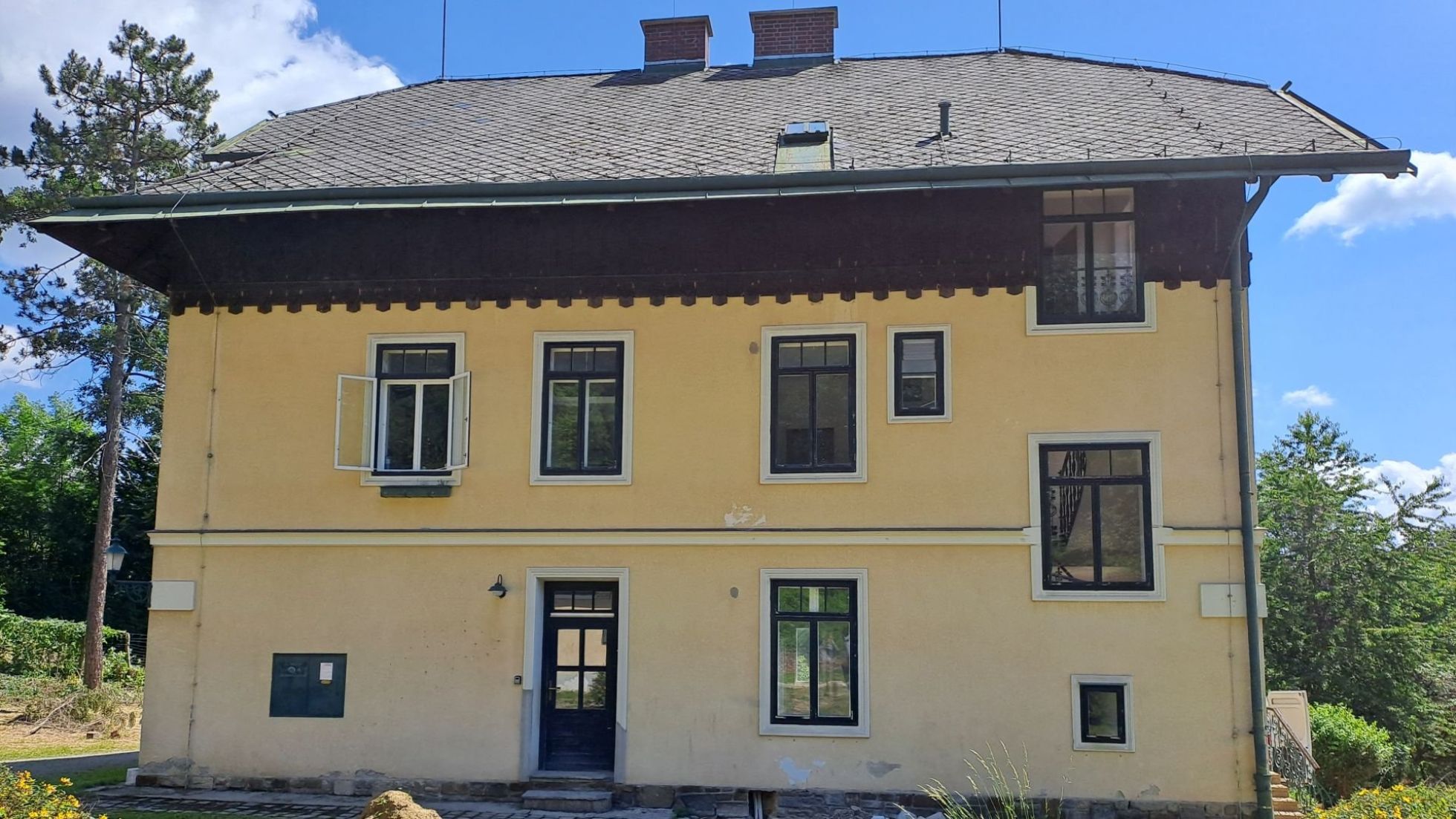 Hausfassade eines ehemaligen Wirtschaftsgebäudes