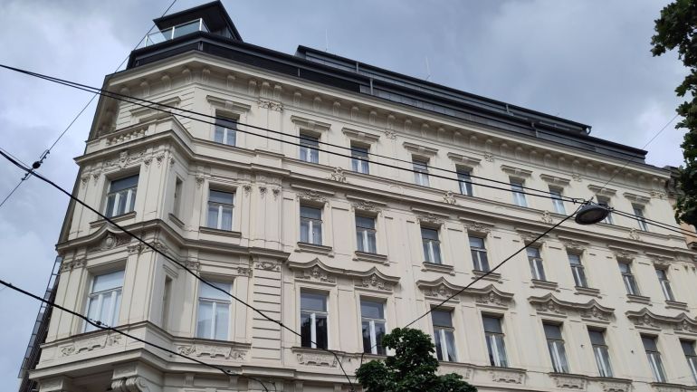 Fassade eines Gründerzeithauses mit Dachausbau