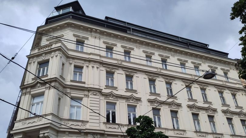 Fassade eines Gründerzeithauses mit Dachausbau