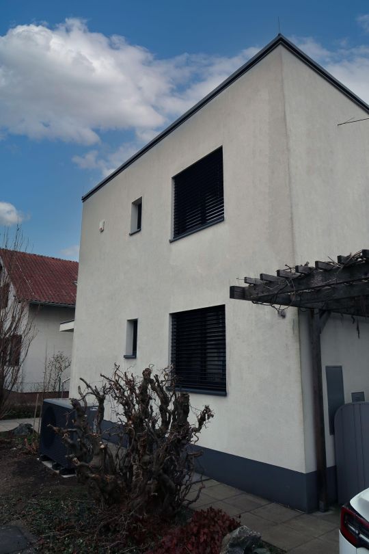 copyright: UIV Urban Innovation Vienna Einfamilienhaus mit Luftwärmepumpe und Pflanzen