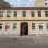Fassade eines Gründerzeithauses mit geöffnetem Haustor