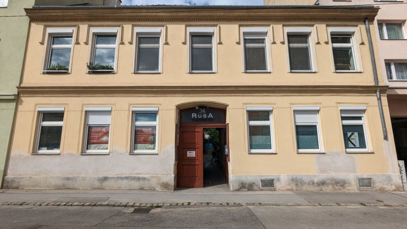 Fassade eines Gründerzeithauses mit geöffnetem Haustor