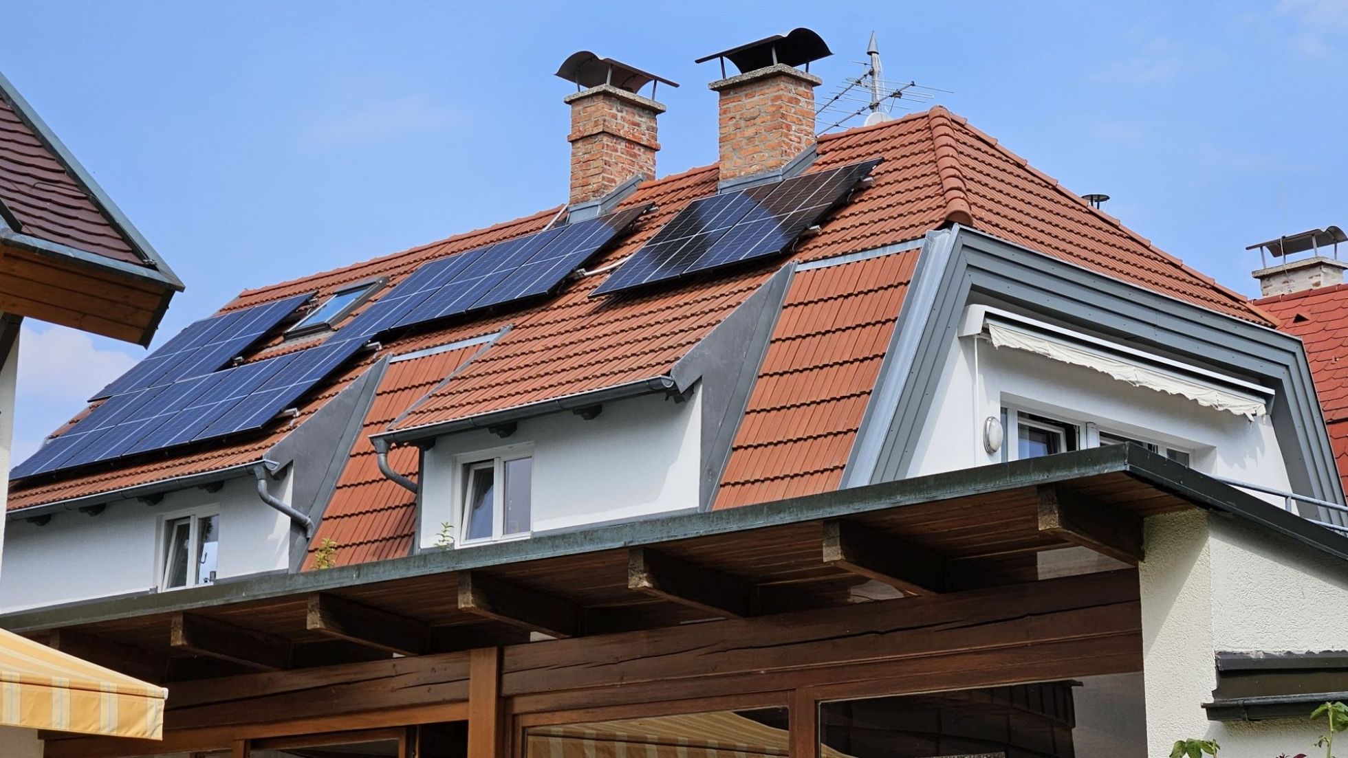 Dach eines Einfamilienhauses mit Photovoltaikanlage.