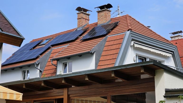 copyright: Büro für Erneuerbare Energie - Ing. Leo Riebenbauer GmbH Dach eines Einfamilienhauses mit Photovoltaikanlage.