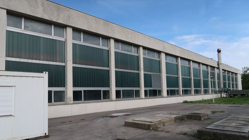 Betriebsgebäude mit großen Fenstern