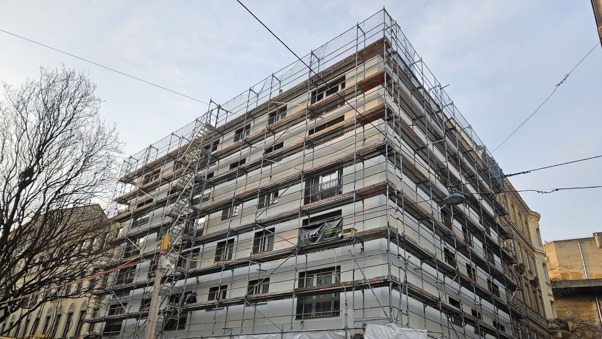 Wohngebäude mit Gerüst an der Fassade.