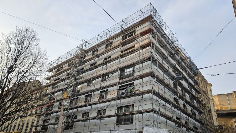 copyright: UIV Urban Innovation Vienna Wohngebäude mit Gerüst an der Fassade.
