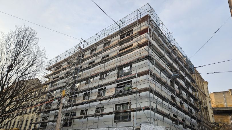 Wohngebäude mit Gerüst an der Fassade.