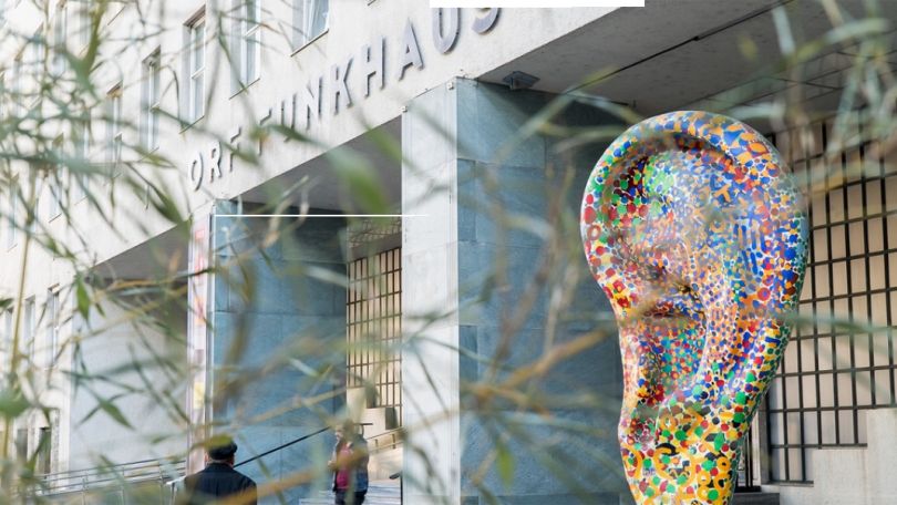 Funkhaus, bunte, große Ohr-Skulptur