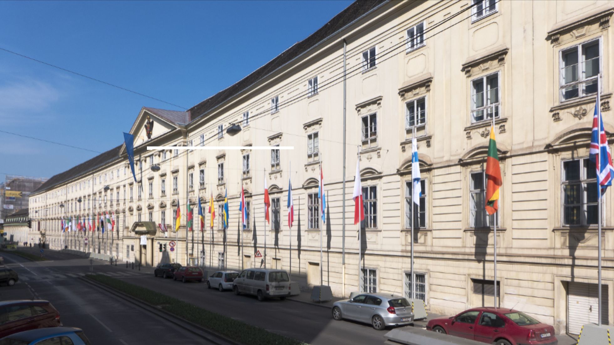 Schulgebäude mit Fahnen