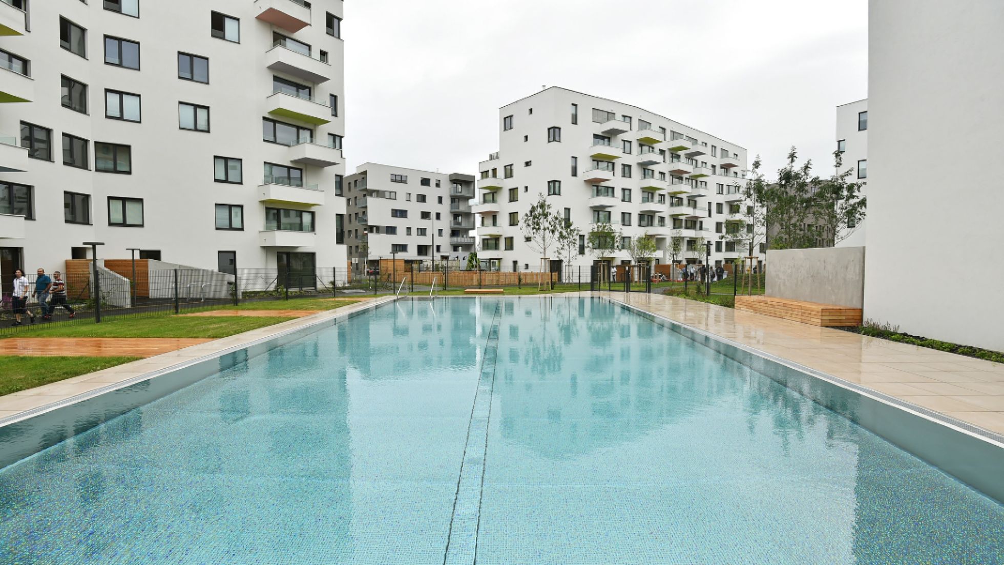 Wohngebäude mit Pool im Innenhof