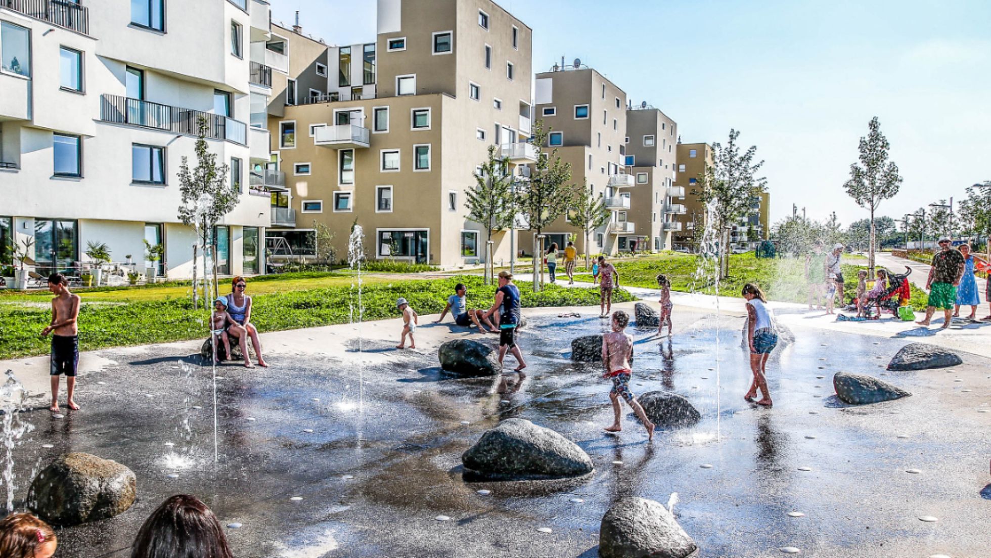 spielende Kinder im Wasserpark