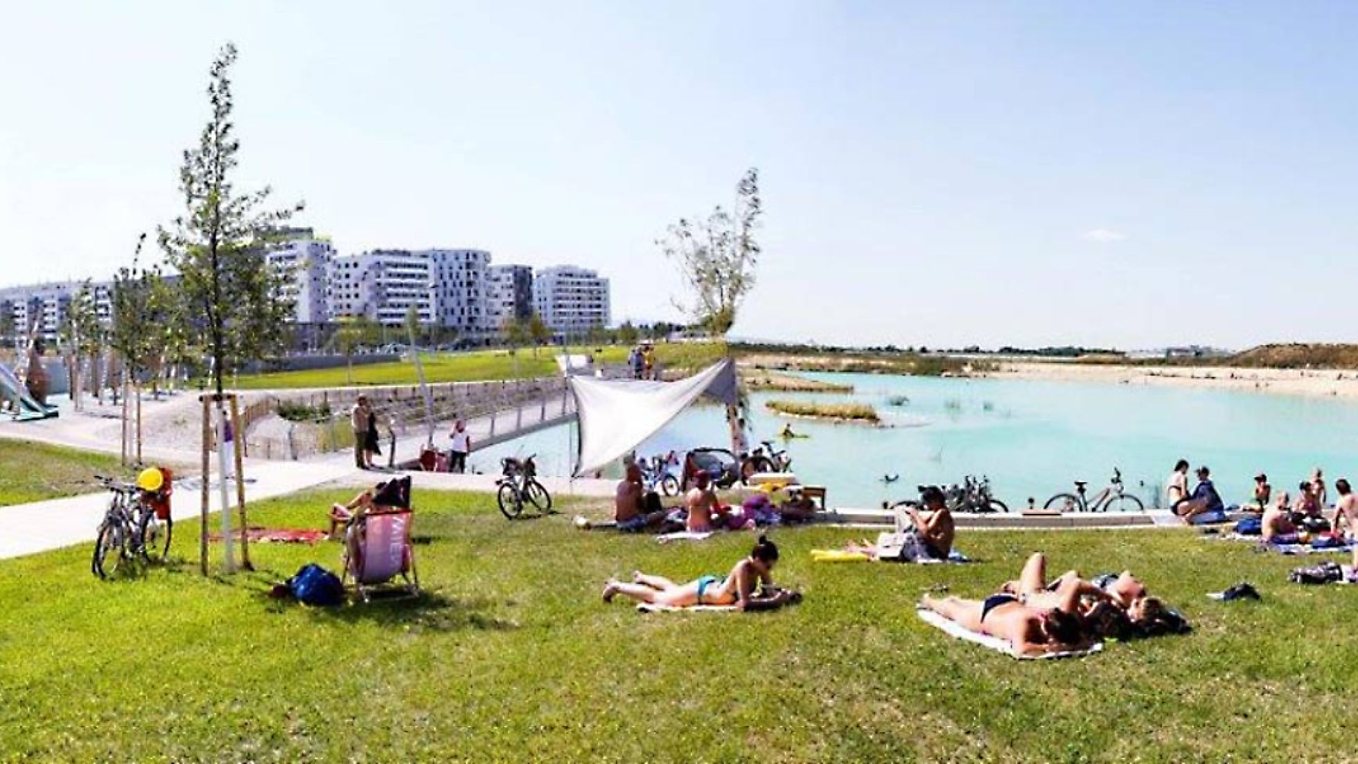 Menschen auf Wiese, am Kiesstrand und im Wasser