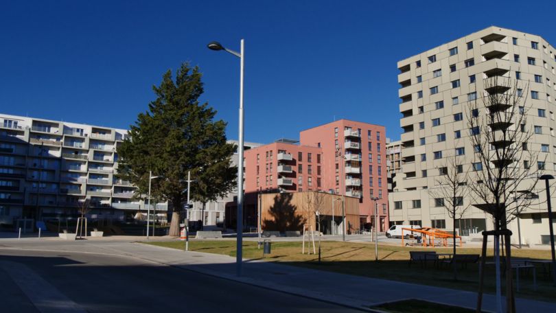 Wohnhäuser, Grünfläche, Straße