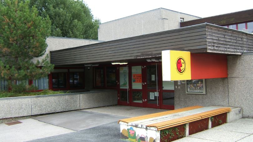 Eingangsbereich der Volksschule in der Grinzinger Straße