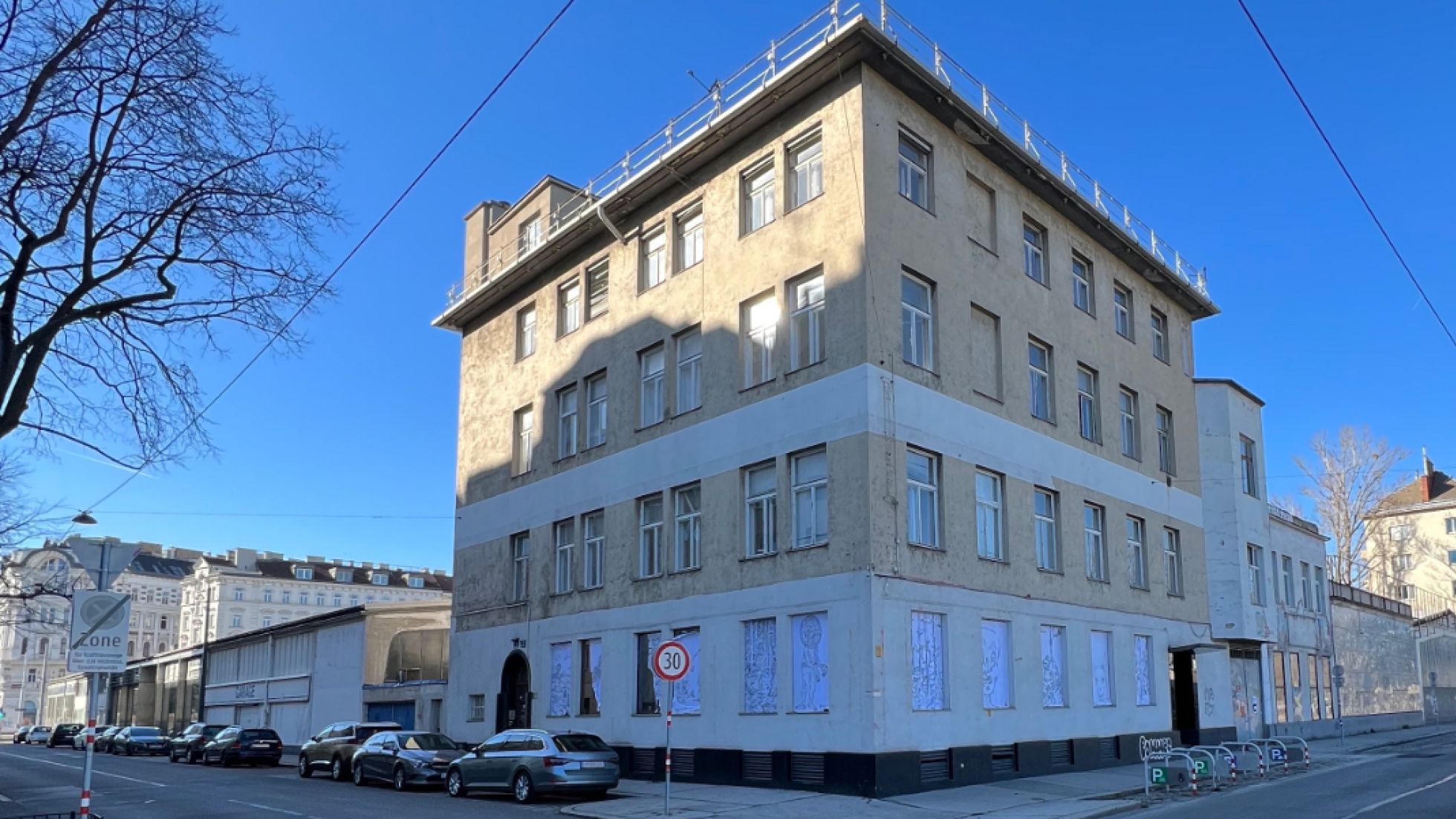 Wohnhaus an Straßenecke