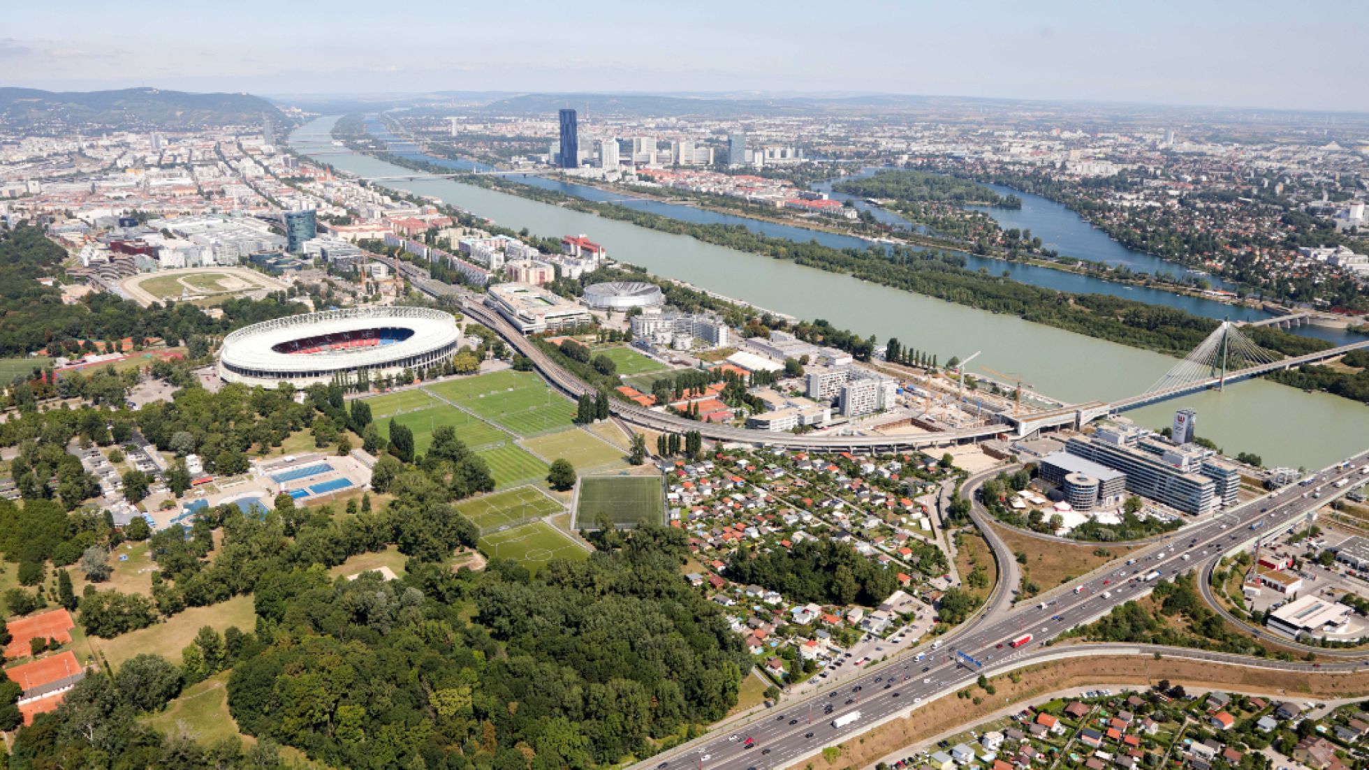 Schrägluftbild entlang der Donau
