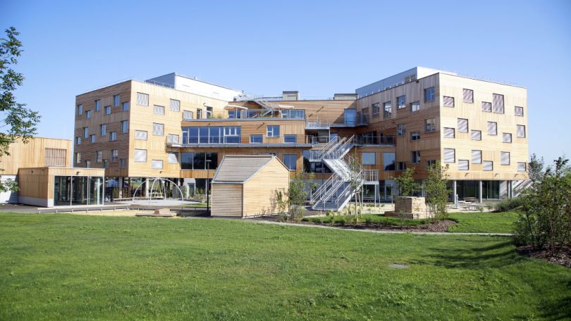 copyright: PID/M. Votava Gebäude des Bildungscampus, Aussentreppe in den Garten, Spielplatz