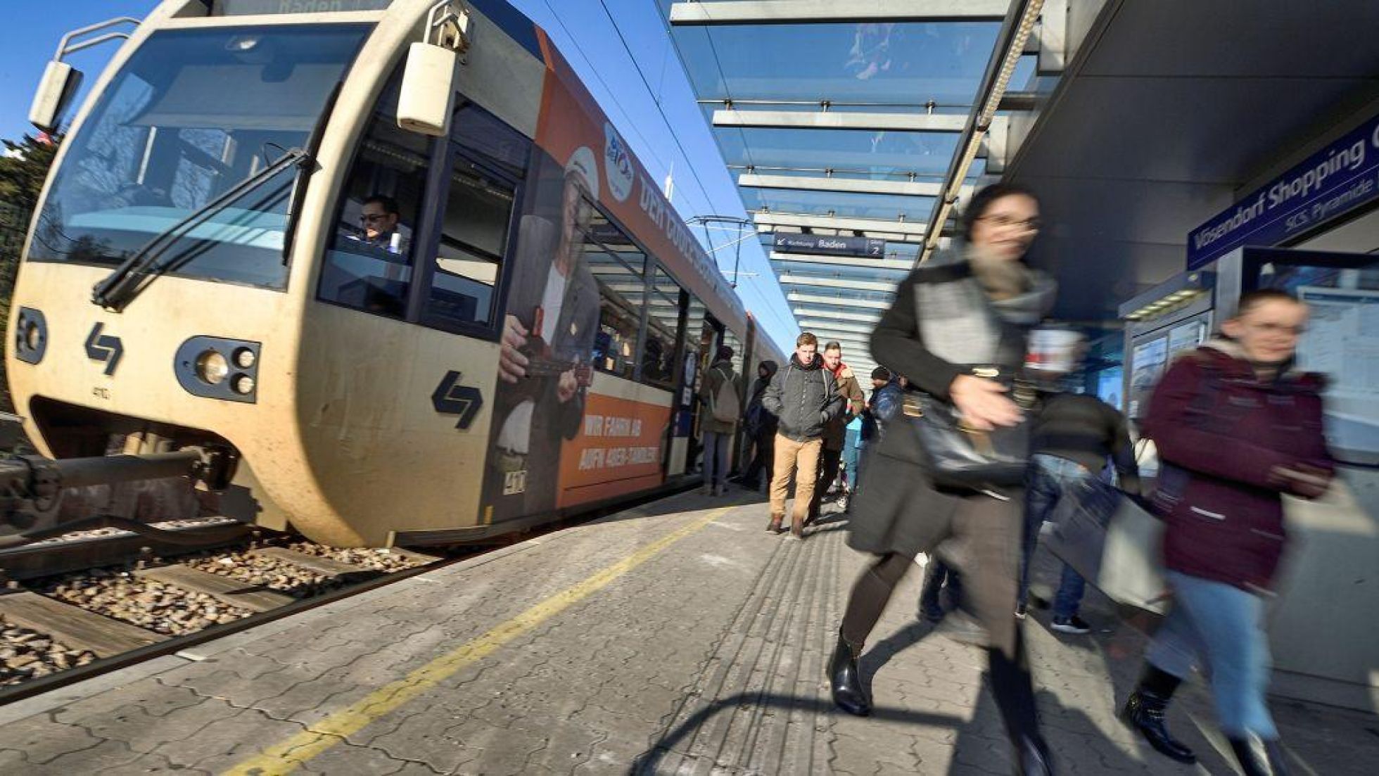Fahrgäste beim Ein- und Aussteigen aus/in die Badner Bahn