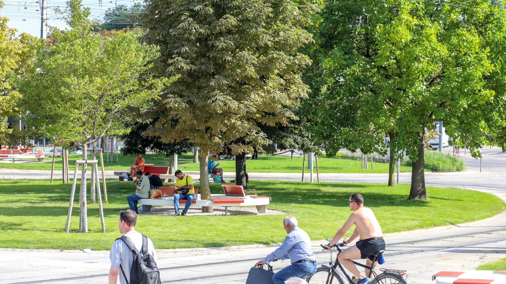 copyright: Stadt Wien/Christian Fürthner Runde Sitzbank darauf und davor Menschen