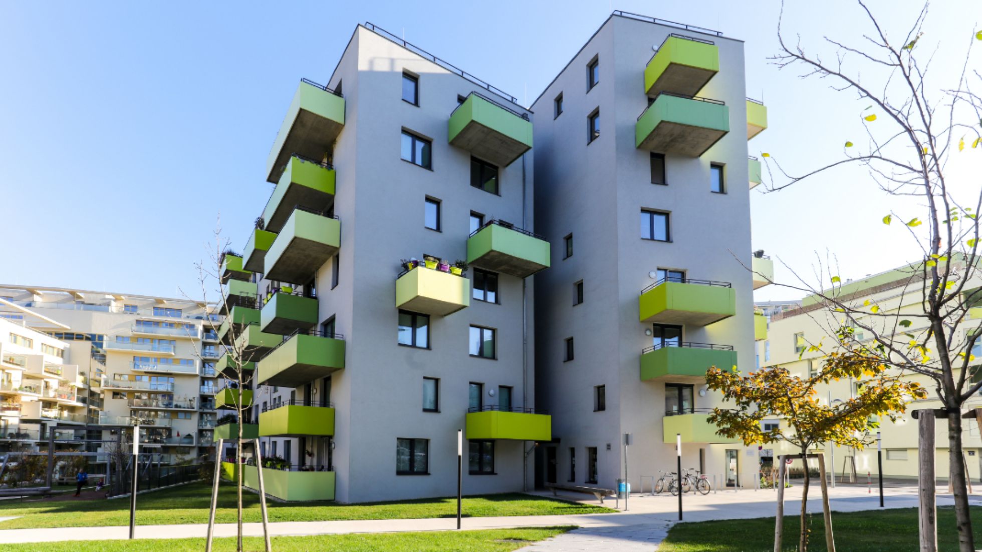 Wohngebäude mit gelben und grünen Balkonen