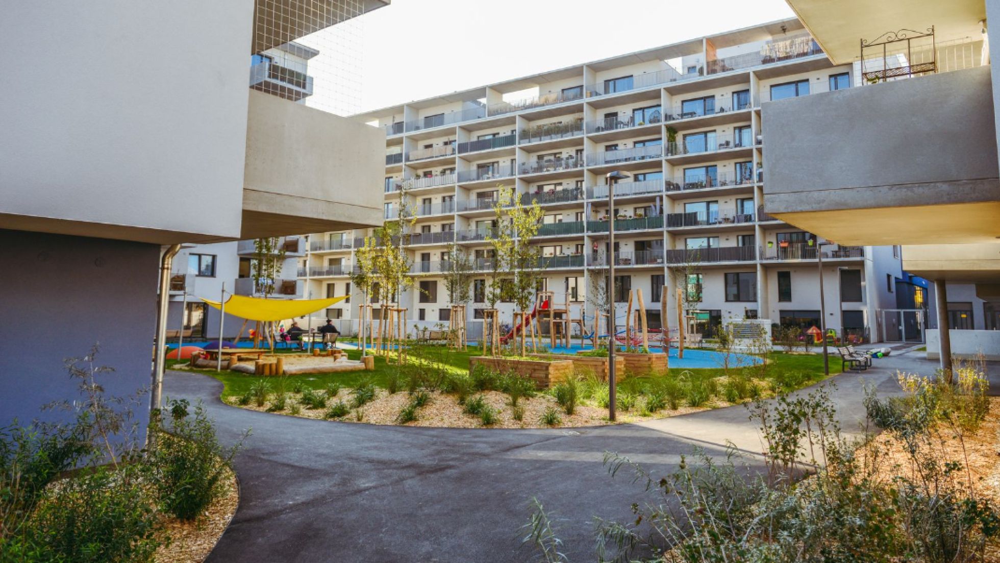 Wohngebäude mit Balkonen in den Hof