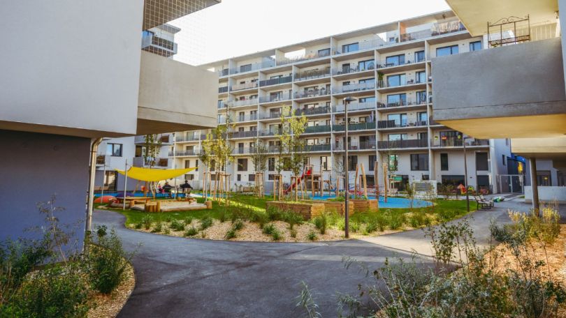 Wohngebäude mit Balkonen in den Hof