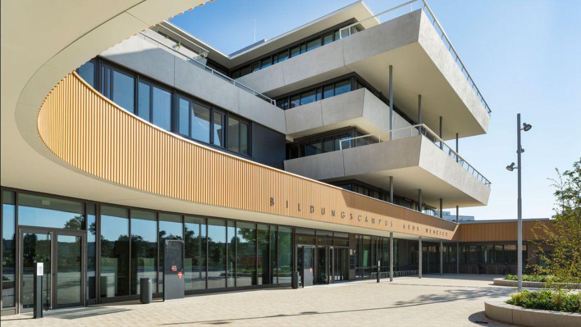copyright: Martin Kohlbauer ZT GmbH Schulhof vor dem Eingang in Halbkreisform