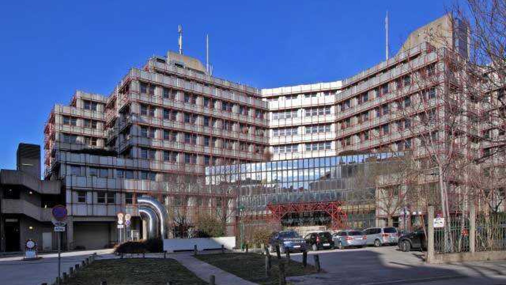 copyright: Irene Schanda Großes graues Gebäude