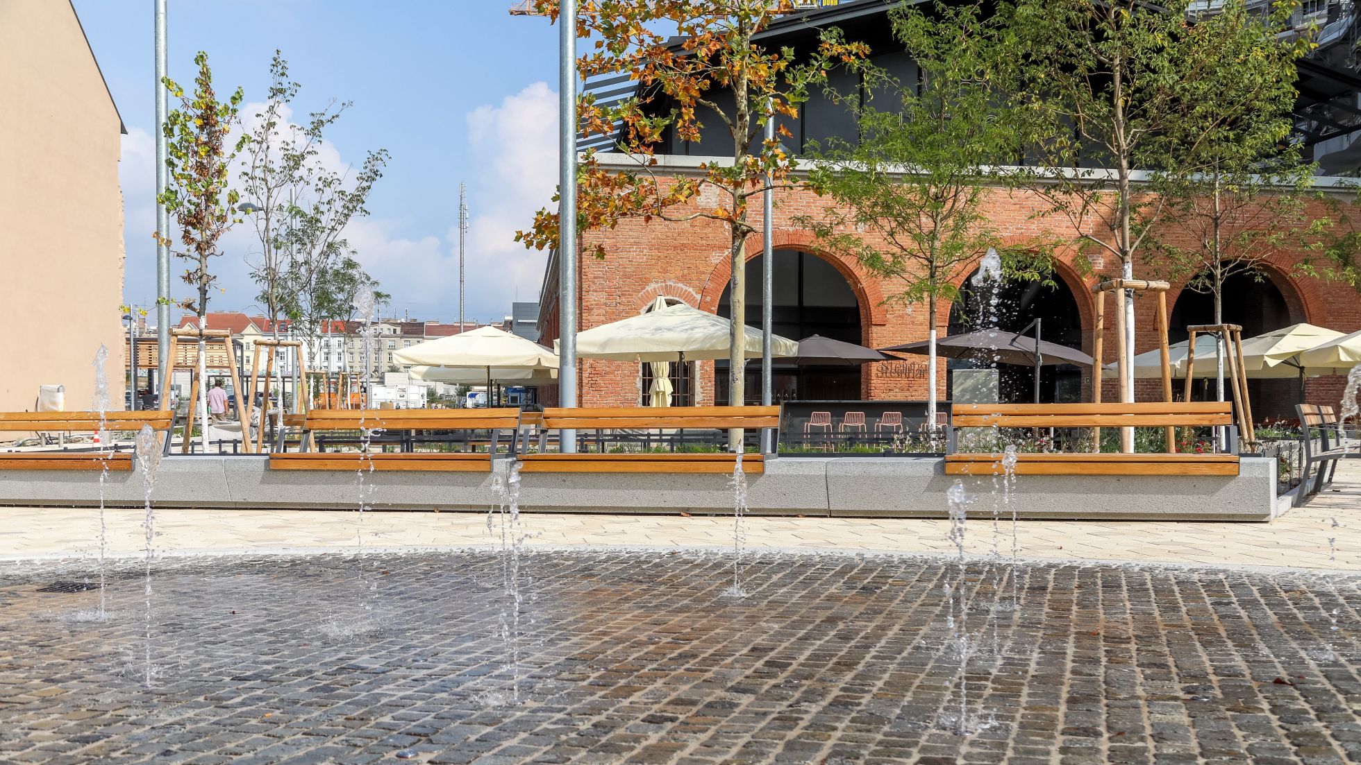 Im Vordergrund Wasserspiele